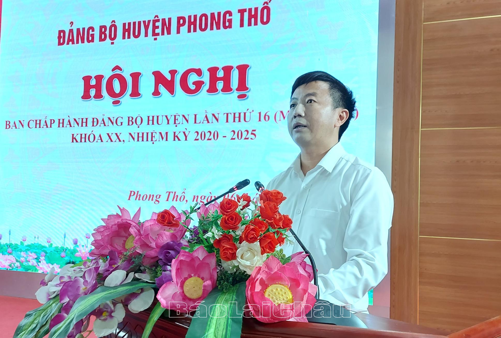 Đồng chí Sùng A Nủ - Tỉnh ủy viên, Bí thư Huyện ủy, Chủ tịch HĐND huyện Phong Thổ phát biểu kết luận hội nghị. 